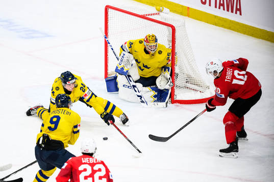 Tom Willander and goaltender Hugo Hävelid of Sweden
