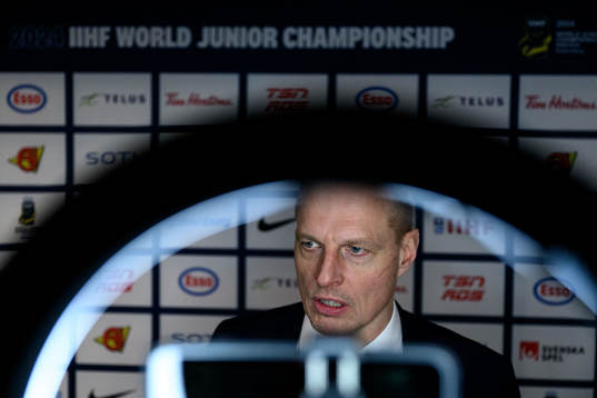 Head coach Magnus Hävelid of Sweden