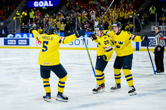 Otto Stenberg celebrates with Mattias Hävelid and Elias
