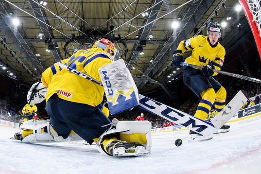 goaltender Hugo Hävelid and Elias Pettersson of Sweden