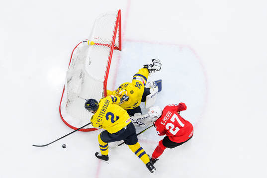 Elias Pettersson and goaltender Hugo Hävelid of Sweden