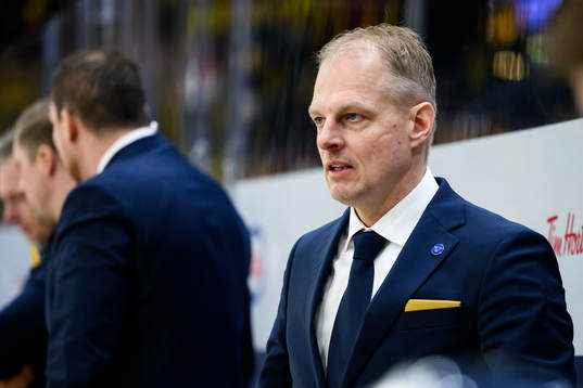 Head coach Magnus Hävelid of Sweden