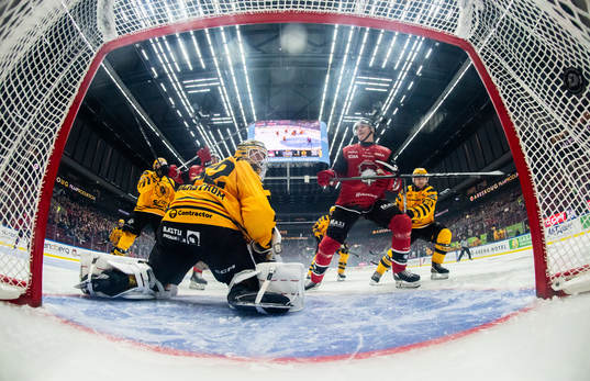Malmö Redhawks Fredrik Händemark gör 1-0 bakom