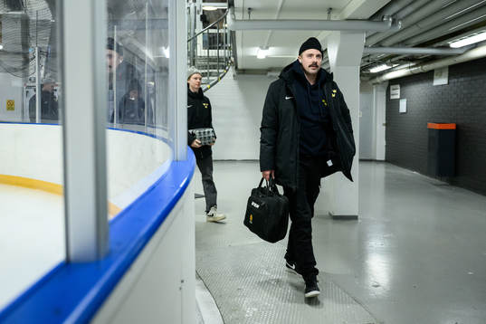 Assistant coach Pierre Johnsson of Sweden