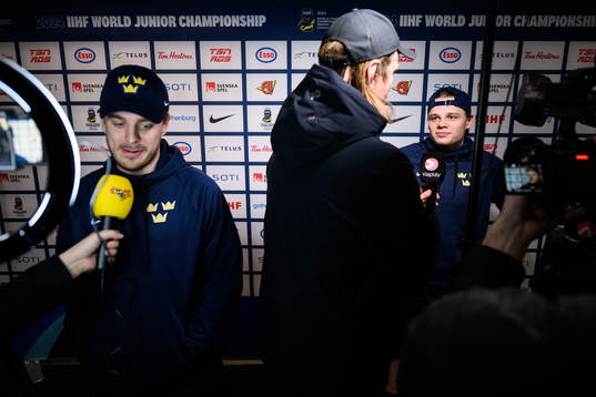 goaltender Hugo Hävelid and Mattias Hävelid of Sweden