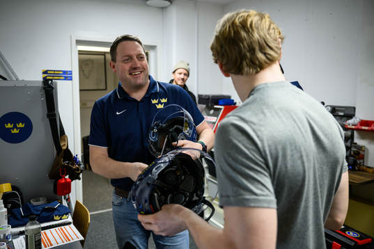 Equipment manager Daniel Nilsson and Jonathan Lekkerimäki