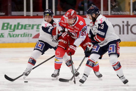 Timrås Anton Lander i en kamp mot Linköpings Sebastian