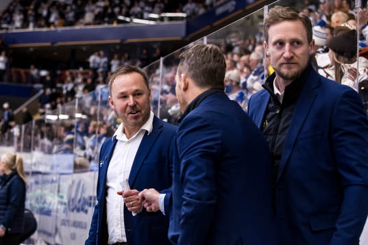 Leksands assisterande tränare Mikael Karlberg jublar