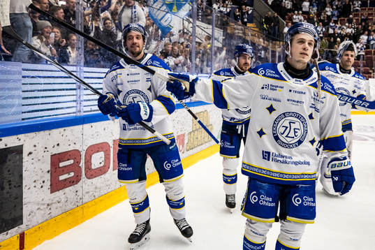 uLeksands Max Veronneau och Arvid Eljas jublar