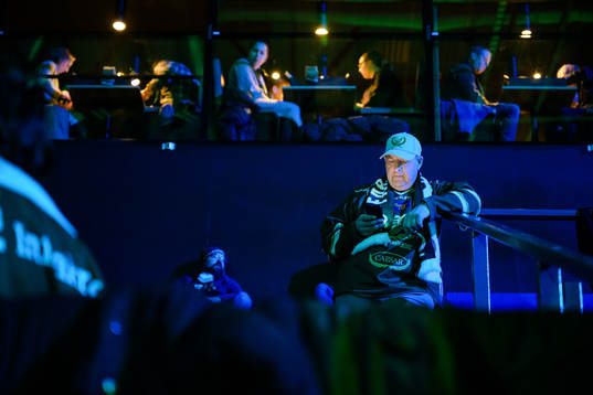 Färjestads supportrar väntar på matchen