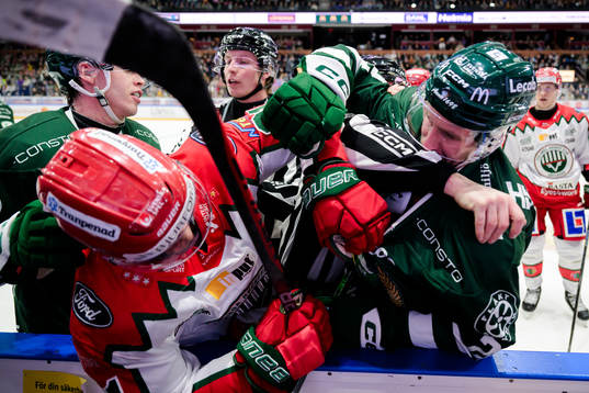 Frölundas Nicklas Lasu i bråk med Färjestads Per Åslund