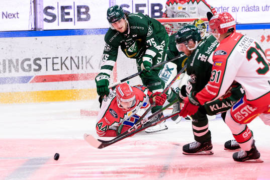 Frölundas Noah Dower Nilsson och Färjestads Jeremy Salvas