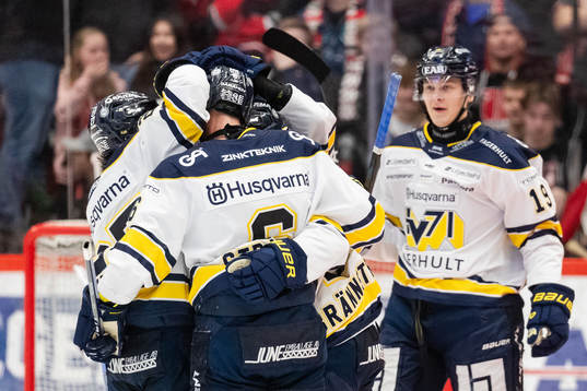 HV71s Isac Brännström jublar
