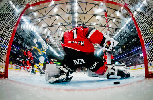 HV71s gör 0-2 på Örebros målvakt Jhonas Enroth