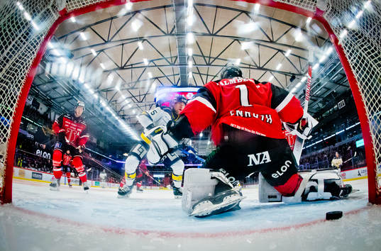 HV71s gör 0-2 på Örebros målvakt Jhonas Enroth