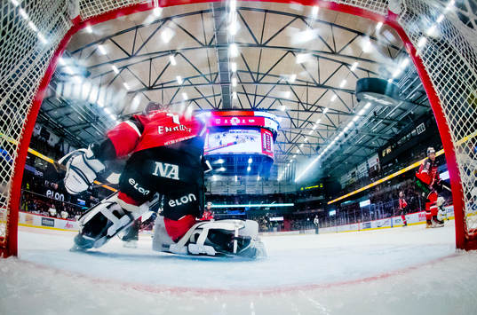HV71s Isac Brännström gör 0-3 på Örebros målvakt