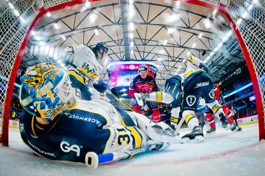 Örebros Christopher Mastomäki och HV71s målvakt Joni