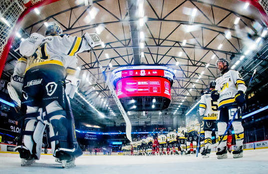 HV71s målvakt Joni Ortio och Anton Strålman jublar