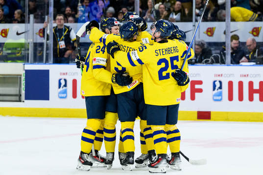 Players of Sweden celebrate with Theo Lindstein