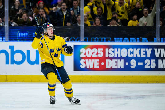 Jonathan Lekkerimäki of Sweden celebrates the 3-2 goal