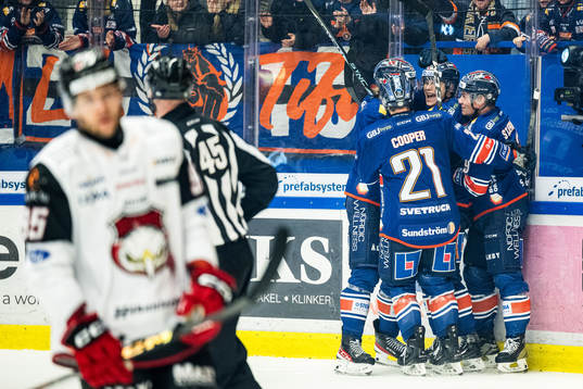 Växjös spelare jublar med John Dahlström