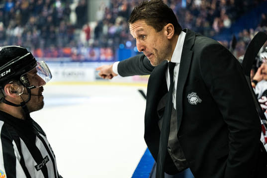 Malmö Redhawks tränare Tomas Kollar i diskussion med