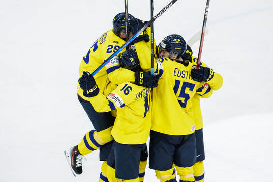 Players of Sweden celebrate with Theo Lindstein