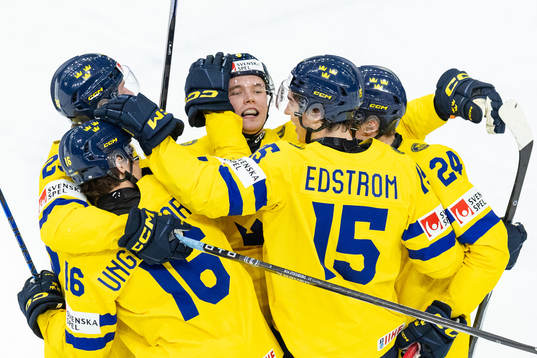 Players of Sweden celebrate with Theo Lindstein