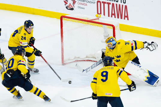Tom Willander and goaltender Hugo Hävelid of Sweden
