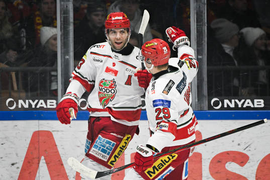 MoDos Josh Dickinson och Mikkel Aagaard jublar