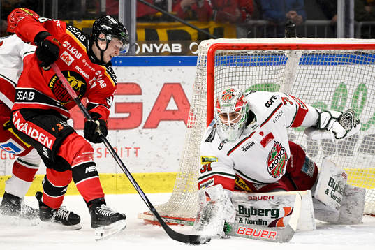 Luleås Pontus Andreasson och MoDos målvakt Olle Eriksson