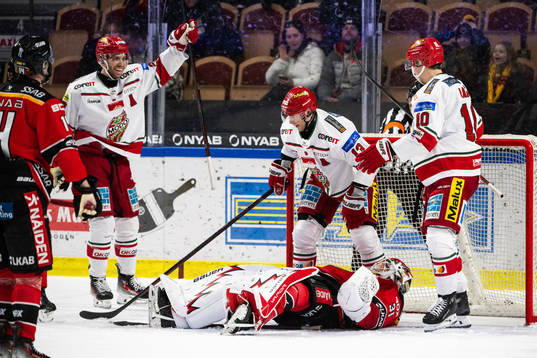 MoDos Josh Dickinson, Mikael Ruohomaa och Sampo Ranta jublar