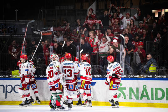 MoDos spelare jublar och tackar supportrar