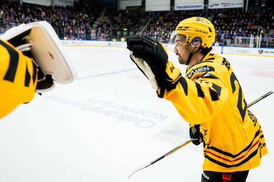 Skellefteås Dylan Sikura jublar