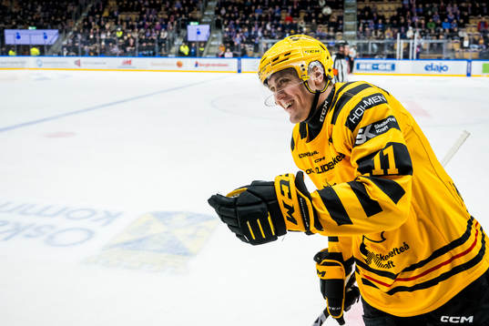 Skellefteås Max Lindholm jublar