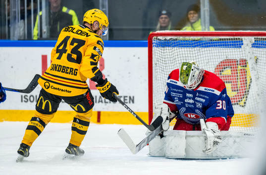 Skellefteås Filip Sandberg och Oskarshamns målvakt Niklas