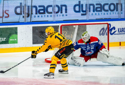 Skellefteås Max Lindholm och Oskarshamns målvakt Niklas