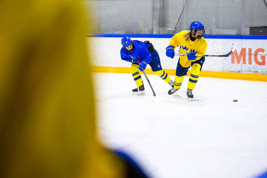 Lovisa Engström and Ella Hellman of Sweden at a practice