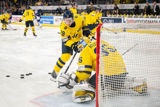 Rasmus Rudslätt and goaltender Hugo Hävelid of Sweden