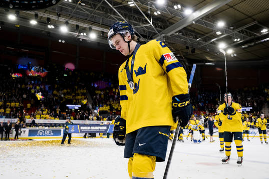 Jonathan Lekkerimäki of Sweden looks dejected
