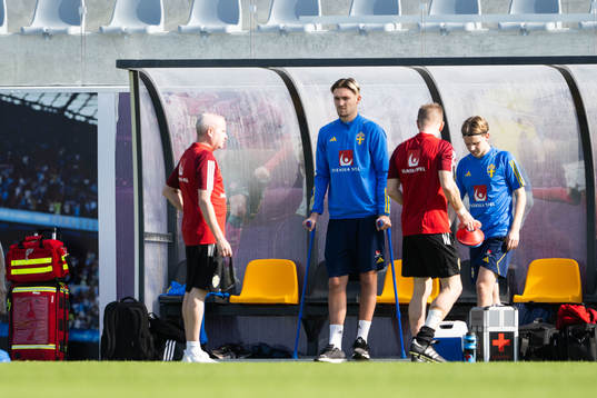 Goalkeeper Noel Törnqvist and Oscar Pettersson of the