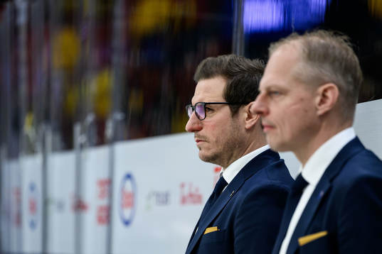Assistant coach Alexander Steen of Sweden