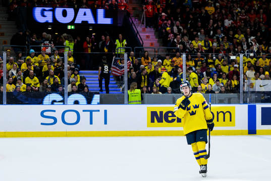 Jonathan Lekkerimäki of Sweden looks dejected
