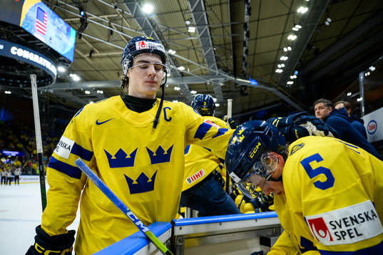 Liam Öhgren and Mattias Hävelid of Sweden look dejected