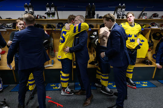 Otto Stenberg and Head coach Magnus Hävelid of Sweden