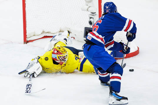 Goaltender goaltender Hugo Hävelid and Quinn Finley of USA