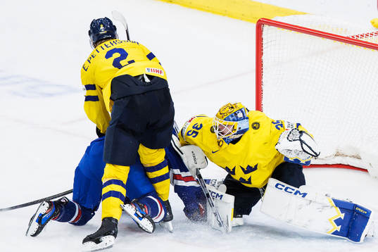 Elias Pettersson and goaltender Hugo Hävelid of Sweden