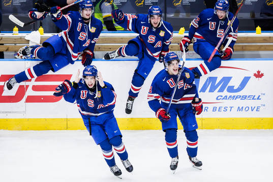 Players of USA celebrate aafter the 2024 IIHF World Junior