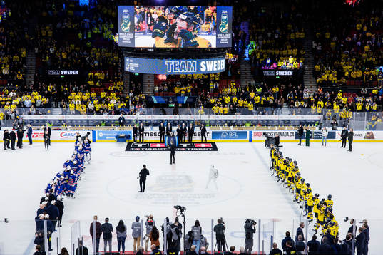 Players of USA and Sweden