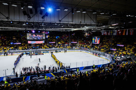 Players of USA and Sweden